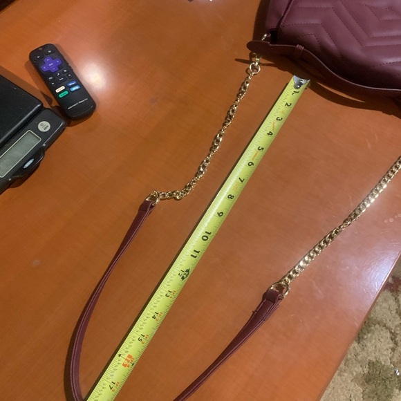 Chic Quilted Crossbody Bag in Burgundy - Picture 4 of 10